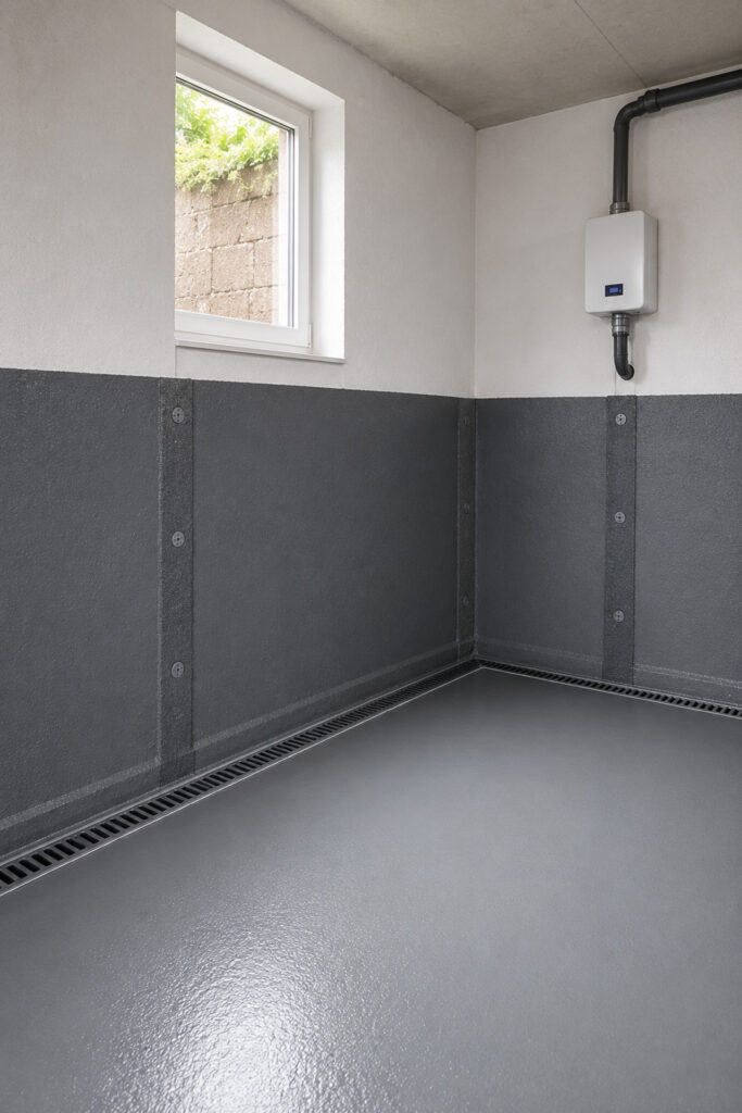 Professionell sanierter Kellerraum mit moderner Innenabdichtung und Drainagesystem